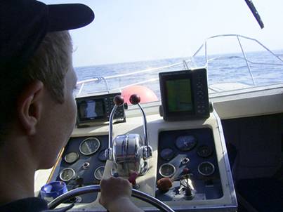 Un adolescent aux commandes du navire DRANEM-V en Bretagne.